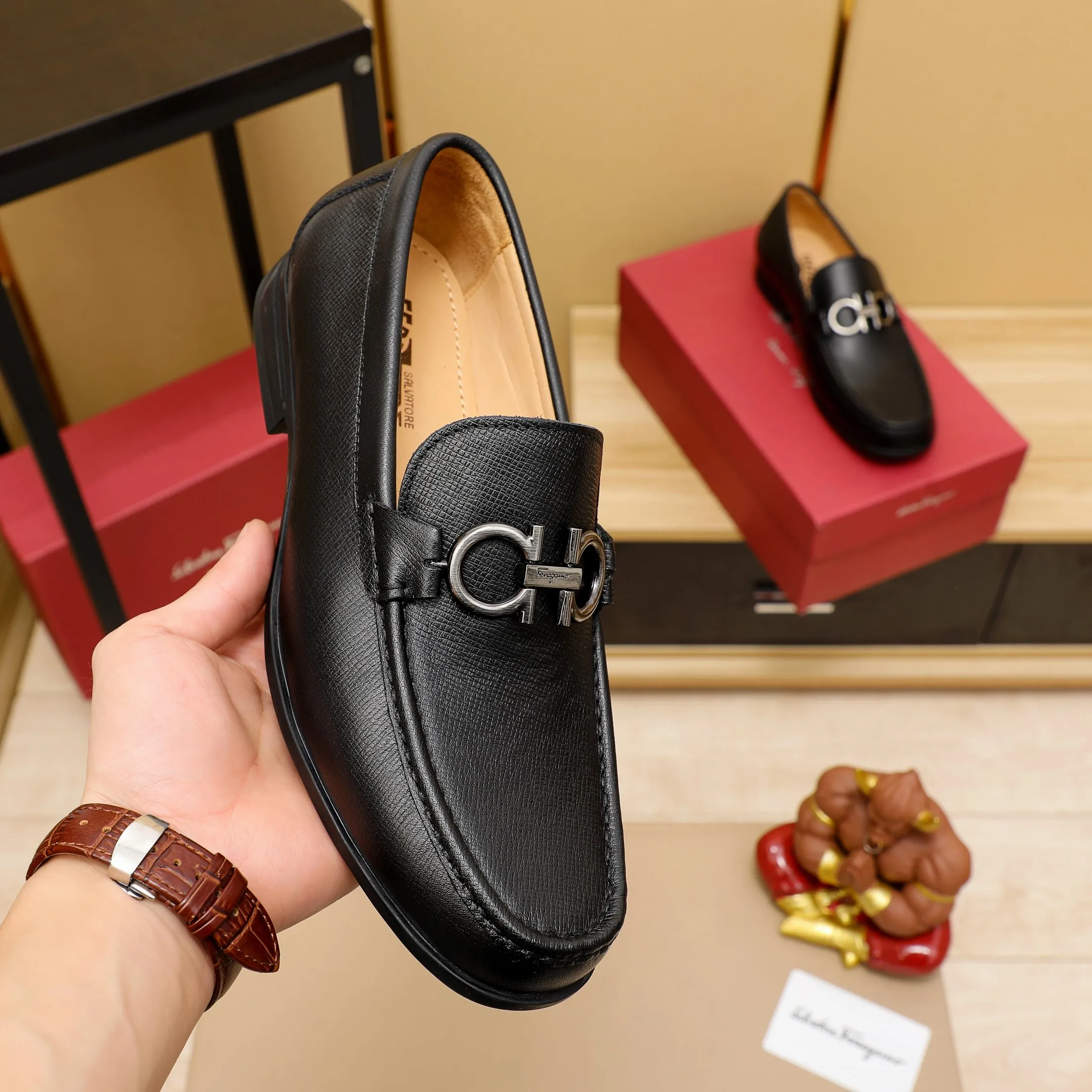 Men's clothing and shoes 💰460 🔥Ferragamo's new men's casual slip-on shoes🇨🇳Official website original 1:1 mold opening, original quality💯Fine workmanship, high-end luxury☘The upper is made of imported Italian first-layer cowhide🌴Luxury🐂leather lining🍓Rubber wear-resistant and non-slip outsole, breathable and comfortable to wear🍍The first choice for high-end men, black, size 38-45